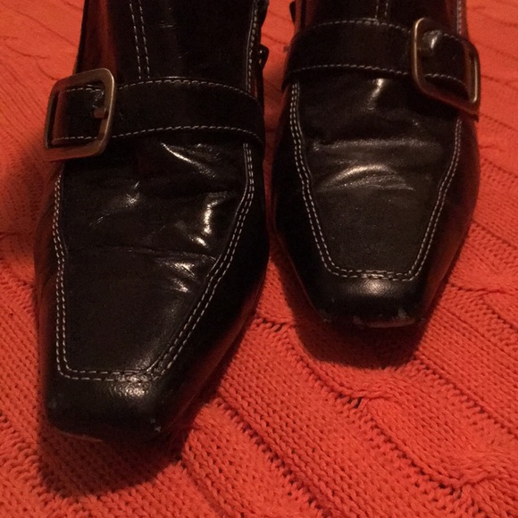 Versatile black leather bootie with buckle detail. - Picture 2 of 4